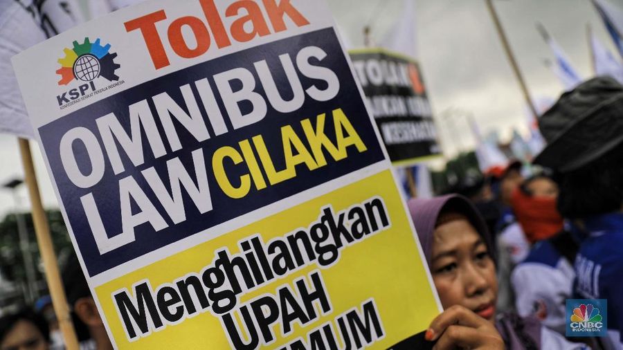 Ribuan buruh dengan membawa poster menolak Omnibus Law berdemo di depan gedung DPR/MPR, Senayan.