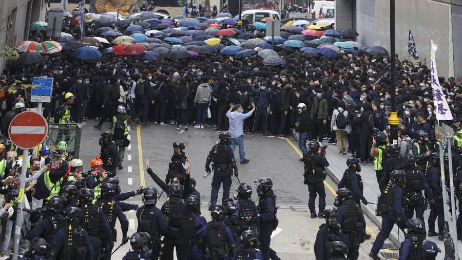 Bentrokan meletus antara pengunjuk rasa dan polisi di Hong Kong, Minggu (19/1/2020).
