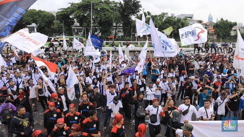 Ribuan buruh dengan membawa poster menolak Omnibus Law berdemo di depan gedung DPR/MPR, Senayan.