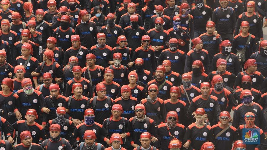 Ribuan buruh menggelar demonstrasi di depan gedung DPR, Jakarta, Senin (20/1/2020).