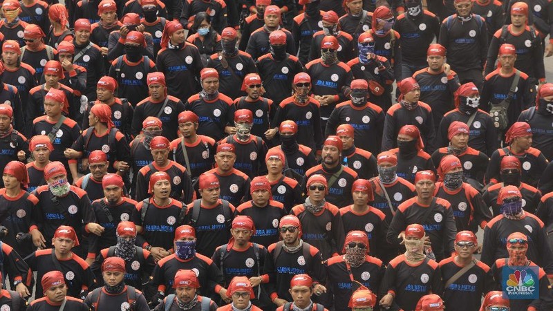 Ribuan buruh menggelar demonstrasi di depan gedung DPR, Jakarta, Senin (20/1/2020).