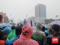Hujan Deras, Buruh Demo Omnibus Law di DPR Tetap Bertahan