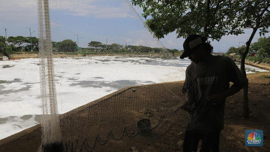 Air di kali Kanal Banjir Timur (KBT) Marunda, Jakarta Utara, berbusa.
