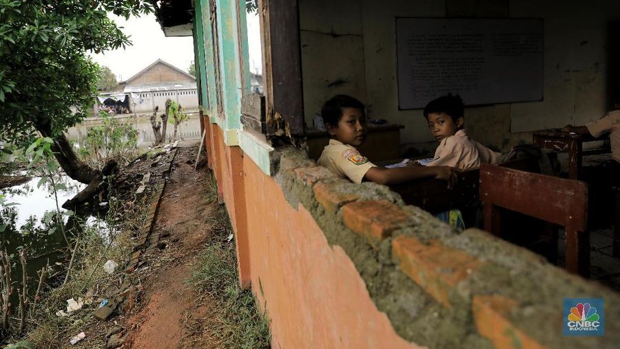 Ruang belajar SDN Samudrajaya 04 Kabupaten Bekasi mengalami kerusakan berat mulai dari atap berlubang hingga keramik terkelupas