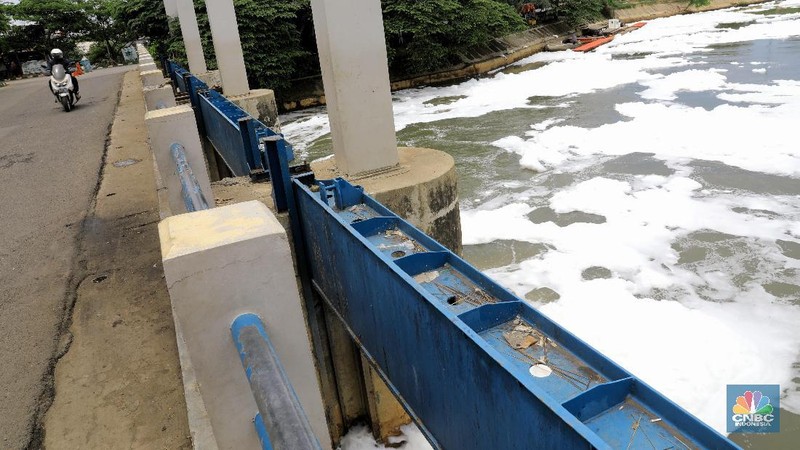 Air di kali Kanal Banjir Timur (KBT) Marunda, Jakarta Utara, berbusa.