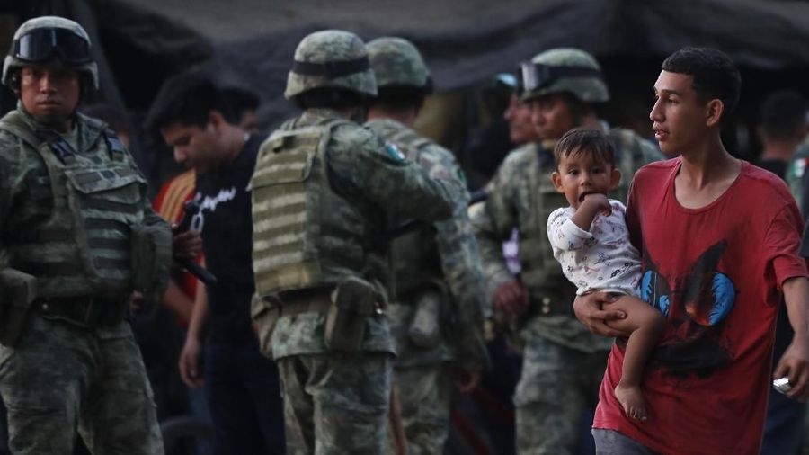Penyeberangan Imigran diblokir Petugas di Perbatasan Meksiko (AP Photo/Marco Ugarte)