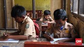 Pembatas antar ruang kelas yang menggunakan triplek pun sudah rusak. (CNNIndonesia/Safir Makki)