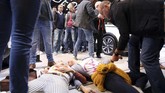 Para pendemo tidak menghiraukan imbauan petugas untuk tidak melakukan demo di pameran otomotif Brussels Motor Show 2020. (Photo by FranÁois WALSCHAERTS / AFP)