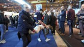 Seorang aktivis lingkungan diangkut oleh penjaga keamanan saat protes berlangsung di pameran otomotif Brussels Motor Show 2020. (Photo by FranÁois WALSCHAERTS / AFP)