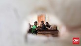 Meskipun bangunan sekolah itu tidak layak digunakan proses belajar dan mengajar, para murid tetap semangat mengikuti proses belajar. (CNNIndonesia/Safir Makki)