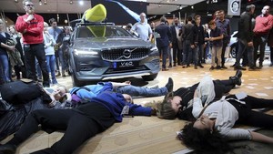 FOTO: Aksi Teatrikal Kecam Industri Otomotif