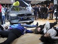 FOTO: Aksi Teatrikal Kecam Industri Otomotif