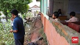 Sesekali murid menengok ke arah luar jendela yang bolong tak memiliki kaca. (CNNIndonesia/Safir Makki)