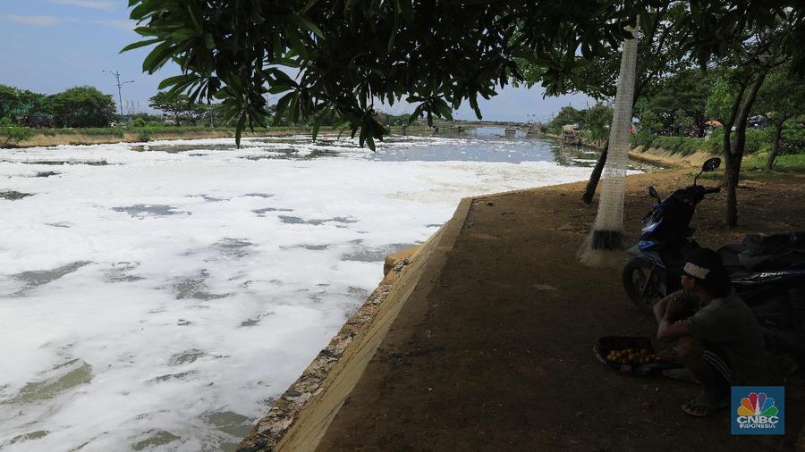 Air di kali Kanal Banjir Timur (KBT) Marunda, Jakarta Utara, berbusa.