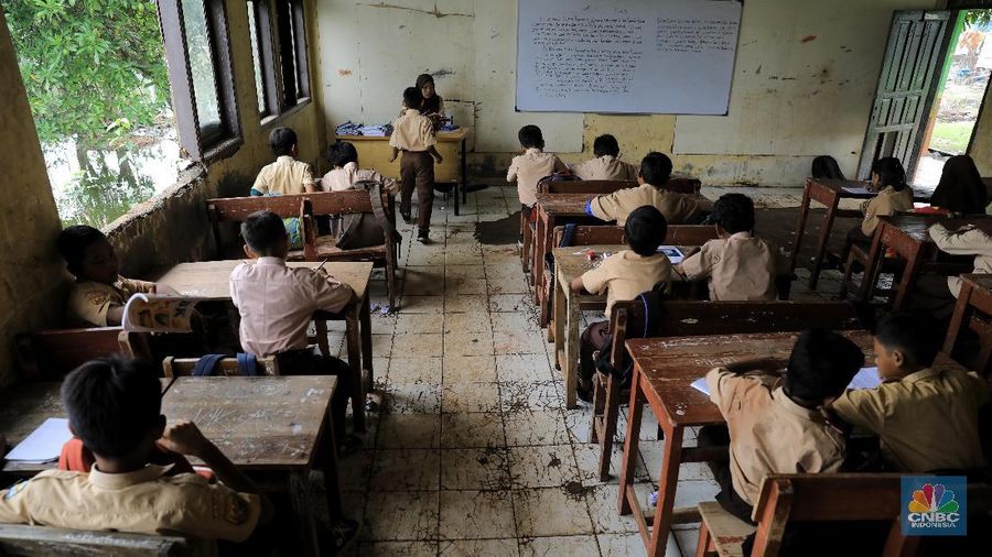 Ruang belajar SDN Samudrajaya 04 Kabupaten Bekasi mengalami kerusakan berat mulai dari atap berlubang hingga keramik terkelupas