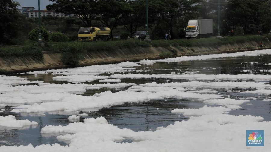 Air di kali Kanal Banjir Timur (KBT) Marunda, Jakarta Utara, berbusa.
