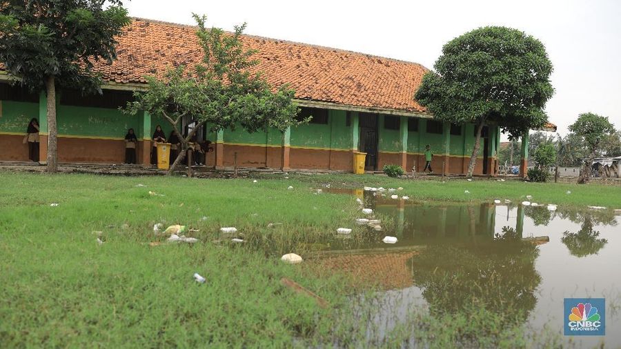 Ruang belajar SDN Samudrajaya 04 Kabupaten Bekasi mengalami kerusakan berat mulai dari atap berlubang hingga keramik terkelupas