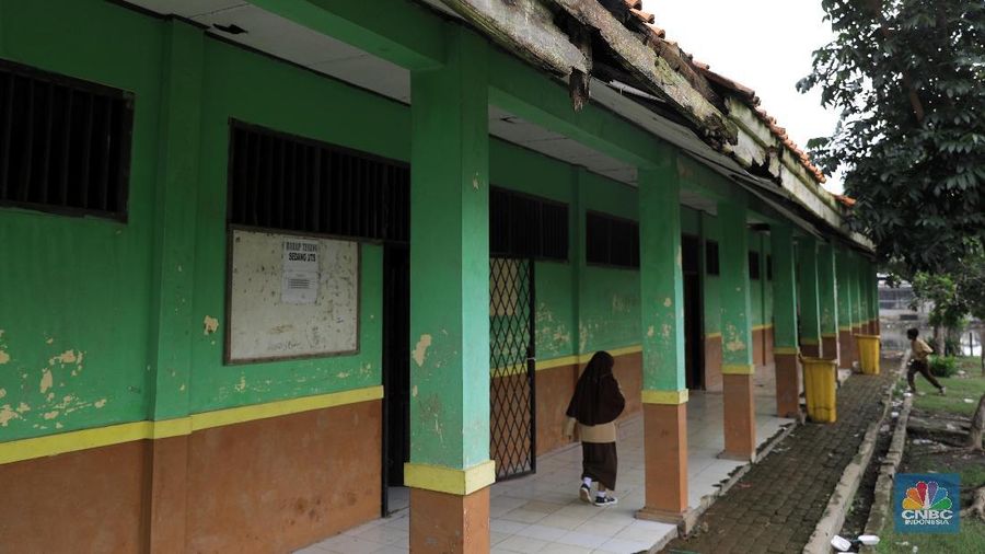 Ruang belajar SDN Samudrajaya 04 Kabupaten Bekasi mengalami kerusakan berat mulai dari atap berlubang hingga keramik terkelupas