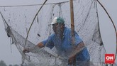 Butuh kesabaran untuk memperoleh ikan saat air meluap di Kali Doser, Desa Wates, Kecamatan Tambun, Kabupaten Bekasi, Jawa Barat, Selasa (21/1). CNNIndonesia/Safir Makki.