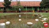 Menjadi wilayah yang berdekatan dengan Jakarta Utara, bukan jaminan infrastruktur pendidikannya ikut bagus. Kondisi miris itu terjadi di Sekolah Dasar Negeri (SDN) Samudrajaya 04 di Desa Samudrajaya, Kecamatan Tarumajaya, Kabupaten Bekasi. (CNNIndonesia/Safir Makki)