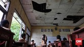 Seluruh ruangan dalam kondisi rusak, rata-rata kerusakan pada bagian plafon yang sudah bolong-bolong. (CNNIndonesia/Safir Makki)