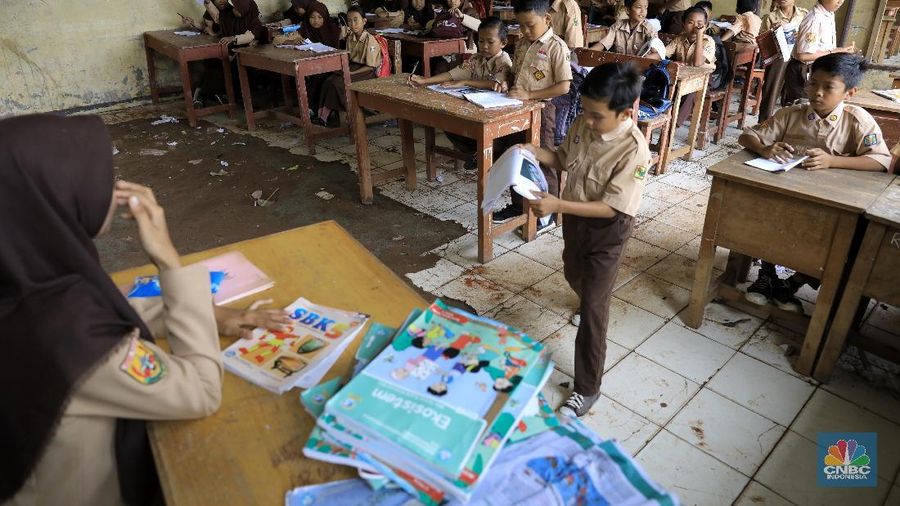 Ruang belajar SDN Samudrajaya 04 Kabupaten Bekasi mengalami kerusakan berat mulai dari atap berlubang hingga keramik terkelupas