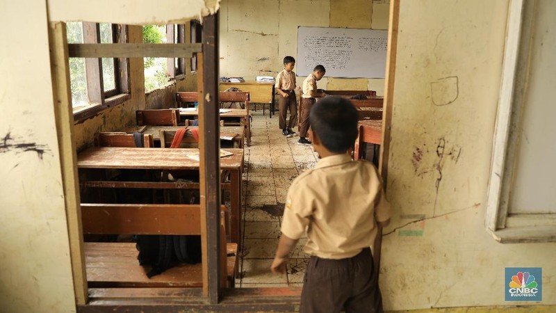 Ruang belajar SDN Samudrajaya 04 Kabupaten Bekasi mengalami kerusakan berat mulai dari atap berlubang hingga keramik terkelupas