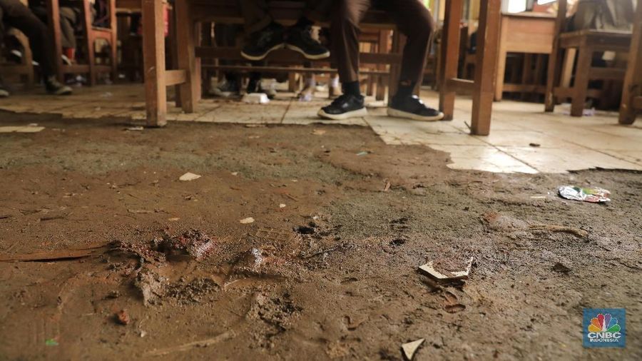 Ruang belajar SDN Samudrajaya 04 Kabupaten Bekasi mengalami kerusakan berat mulai dari atap berlubang hingga keramik terkelupas