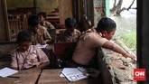 Jendala di ruang kelas beberapa sudah tidak ada kacanya. (CNNIndonesia/Safir Makki)