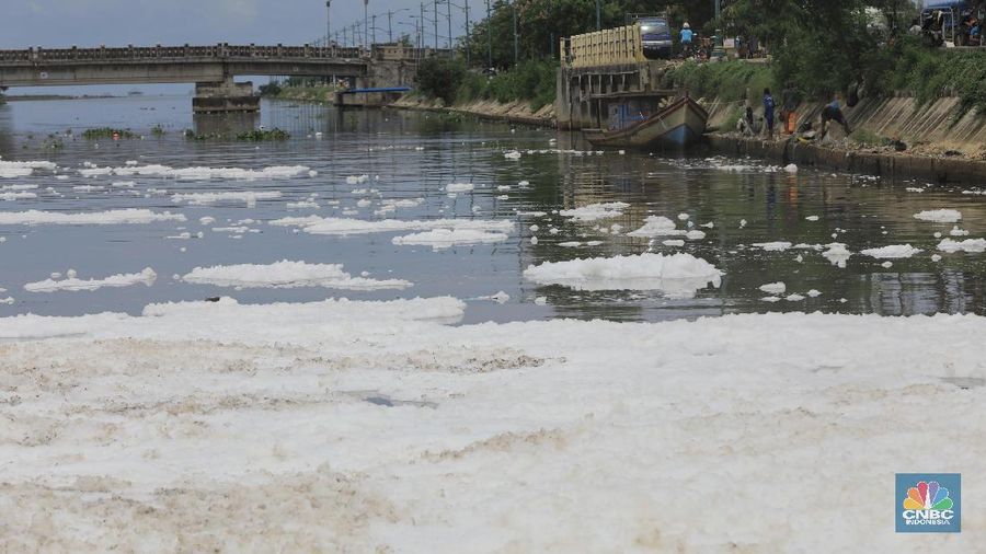Air di kali Kanal Banjir Timur (KBT) Marunda, Jakarta Utara, berbusa.