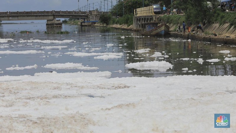 Air di kali Kanal Banjir Timur (KBT) Marunda, Jakarta Utara, berbusa.