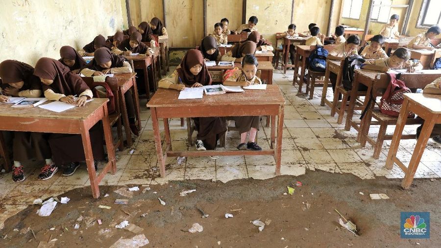 Ruang belajar SDN Samudrajaya 04 Kabupaten Bekasi mengalami kerusakan berat mulai dari atap berlubang hingga keramik terkelupas