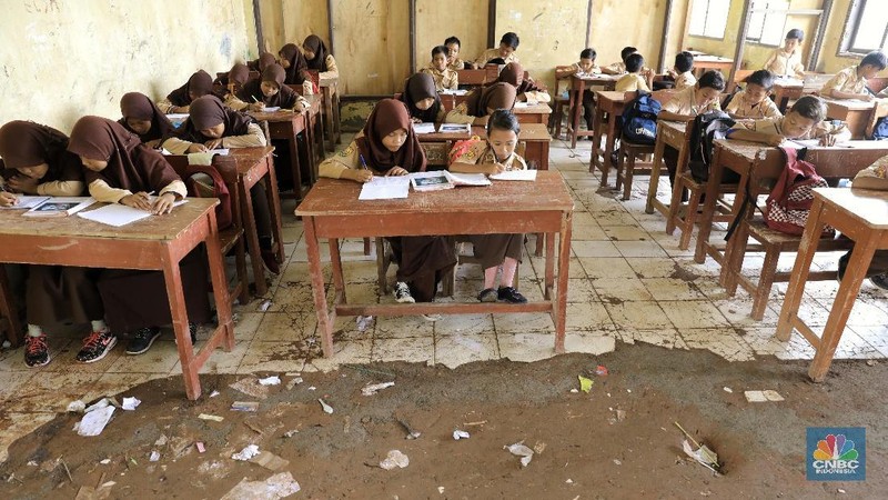 Ruang belajar SDN Samudrajaya 04 Kabupaten Bekasi mengalami kerusakan berat mulai dari atap berlubang hingga keramik terkelupas