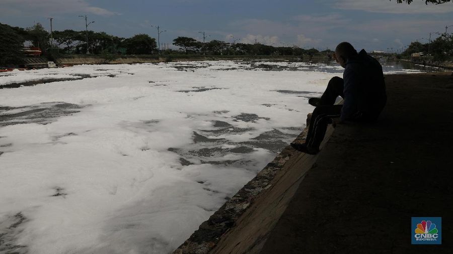 Air di kali Kanal Banjir Timur (KBT) Marunda, Jakarta Utara, berbusa.