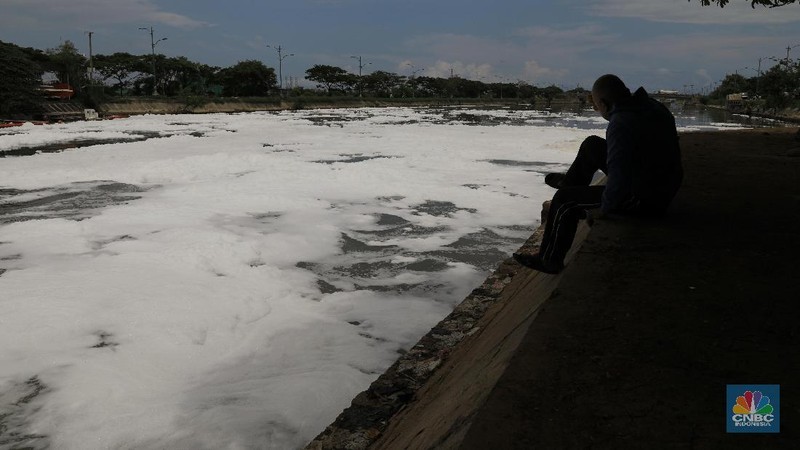 Air di kali Kanal Banjir Timur (KBT) Marunda, Jakarta Utara, berbusa.