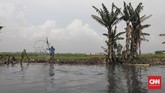 Dari pagi hingga siang, warga berburu ikan di Kali Doser sebagai mata pencarian tambahan. CNNIndonesia/Safir Makki.