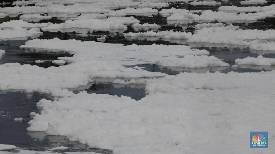 Air di kali Kanal Banjir Timur (KBT) Marunda, Jakarta Utara, berbusa.