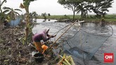 Kali Doser menjadi mata pencaharian warga saat air meluap di Desa Wates, Kecamatan Tambun, Kabupaten Bekasi, Jawa Barat, Selasa (21/1). CNNIndonesia/Safir Makki.