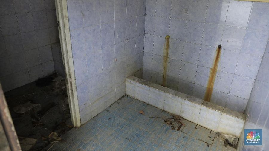 Ruang belajar SDN Samudrajaya 04 Kabupaten Bekasi mengalami kerusakan berat mulai dari atap berlubang hingga keramik terkelupas