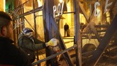 Warga Libanon menolak kabinet tersebut karena tidak sesuai dengan tuntutan mereka supaya diisi kalangan teknokrat yang bebas dari afiliasi partai politik. (AP Photo/Hussein Malla)