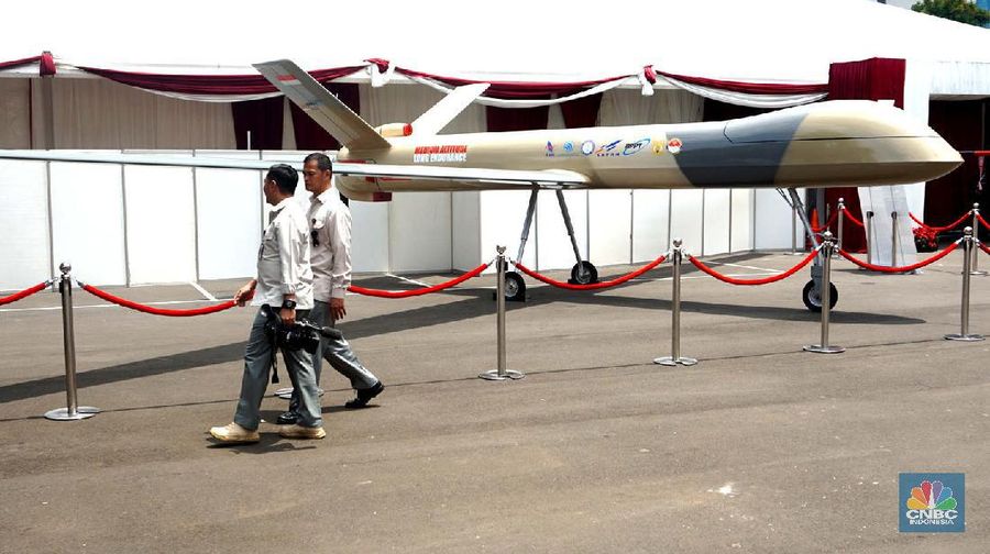 Presiden Jokowi meminta TNI mengembangkan teknologi dalam dunia militer. Salah satunya penggunaan pesawat tanpa awak atau dorne sebagai bagian dari alutsista.