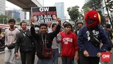 Demo ini dikawal oleh sekitar 200 personel kepolisian dan menyebabkan kemacetan cukup parah di kedua lajur di sekitar Jl HR Rasuna SAid, Kuningan, Jakarta Selatan. (CNNIndonesia/Safir Makki)
