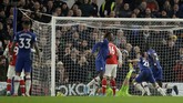 Cesar Azpilicueta membawa Chelsea kembali unggul pada menit ke-84. Umpan dari Callum Hudson-Odoi disontek dengan cermat oleh pemain yang berposisi sebagai bek kanan itu. (AP Photo/Matt Dunham)