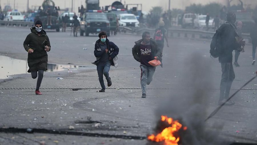 Irak dilanda demonstrasi. Demo yang terjadi sejak Oktober masih terjadi hingga kini dan memakan korban jiwa.