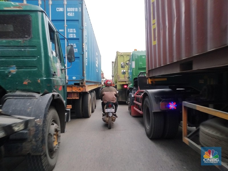 aktivitas bongkar muat di Jakarta International Container Terminal (JICT)