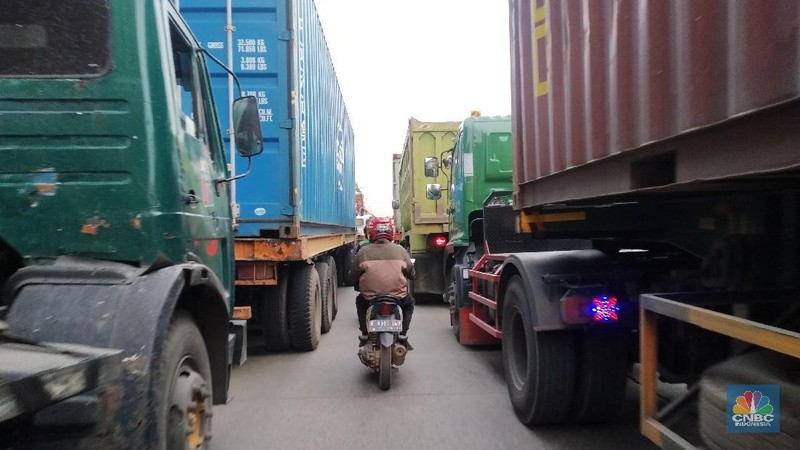aktivitas bongkar muat di Jakarta International Container Terminal (JICT)