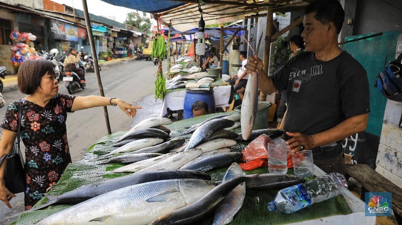 Masyarakat keturunan Tionghoa menyakini mengonsumsi ikan bandeng saat Imlek atau Tahun baru China mendatangkan keberuntungan.