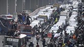 Ratusan warga Tanjung Priok, Jakarta Utara, melakukan aksi 'Aksi Damai 221 Priok Bersatu', di depan gedung Kemenkumham, Jakarta, Rabu (22/1). (ANTARA FOTO/Wahyu Putro A)