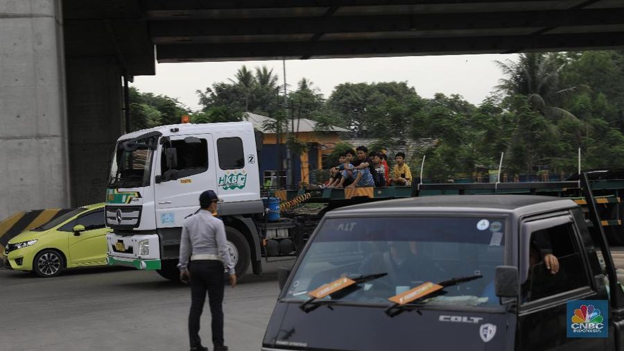 Aktifitas Peti Kemas di Daerah Priok. (CNBC Indonesia/Muhammad Sabki)