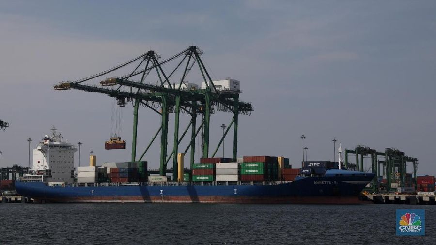 Aktifitas Peti Kemas di Daerah Priok. (CNBC Indonesia/Muhammad Sabki)